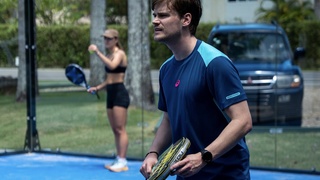 Het is een sport waar ontzettend veel mensen recent ineens over aan het praten zijn, het kan dan ook niet om een andere sport gaan als “padel”. Het lijkt een beetje op tennis, maar dit is het niet. Misschien ben je nieuwsgierig naar wat padel precies inho